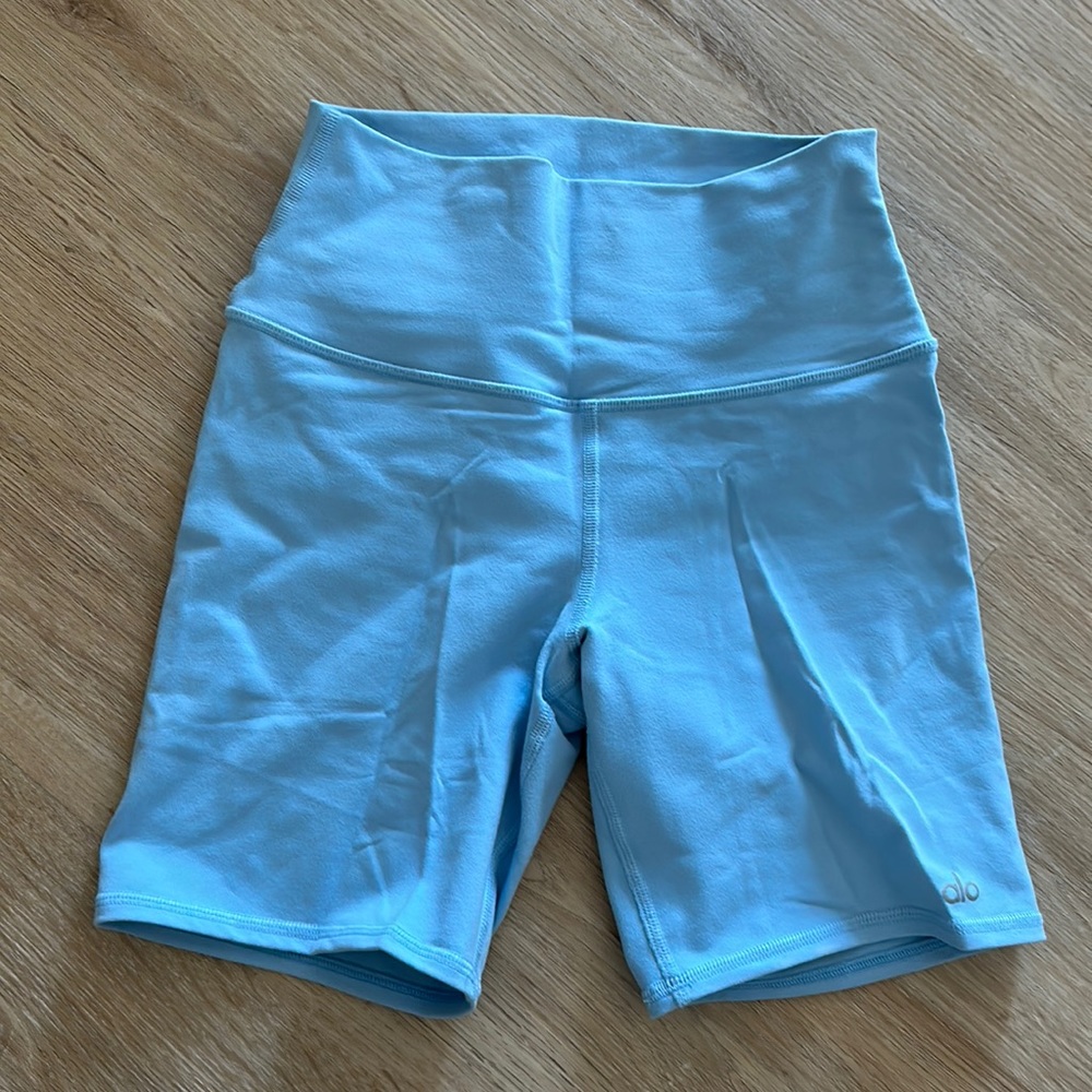 ALO YOGA BABY BLUE BIKER SHORTS SIZE XS WOMENS
